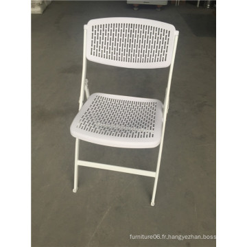 Pop. Chaises pliantes en plastique blanc